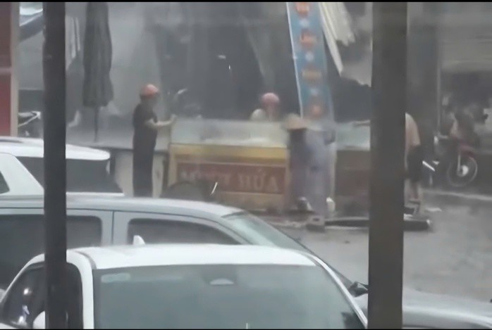 Tủ đựng vàng bị gió cuốn ra ngoài đường