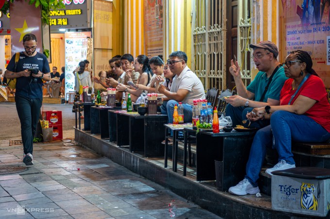 Nhiều quán ăn Hà Nội xếp gọn ghế, bàn ăn trên phần thềm cửa, khi chính quyền siết quản lý đô thị, tháng 5/2026. Ảnh: Thế Bằng