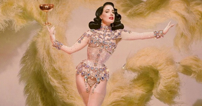 Dita Von Teese trong màn trình diễn burlesque đậm chất cổ điển, tôn vinh vẻ đẹp gợi cảm, lộng lẫy và đầy tính sân khấu. Ảnh: The Austrailian