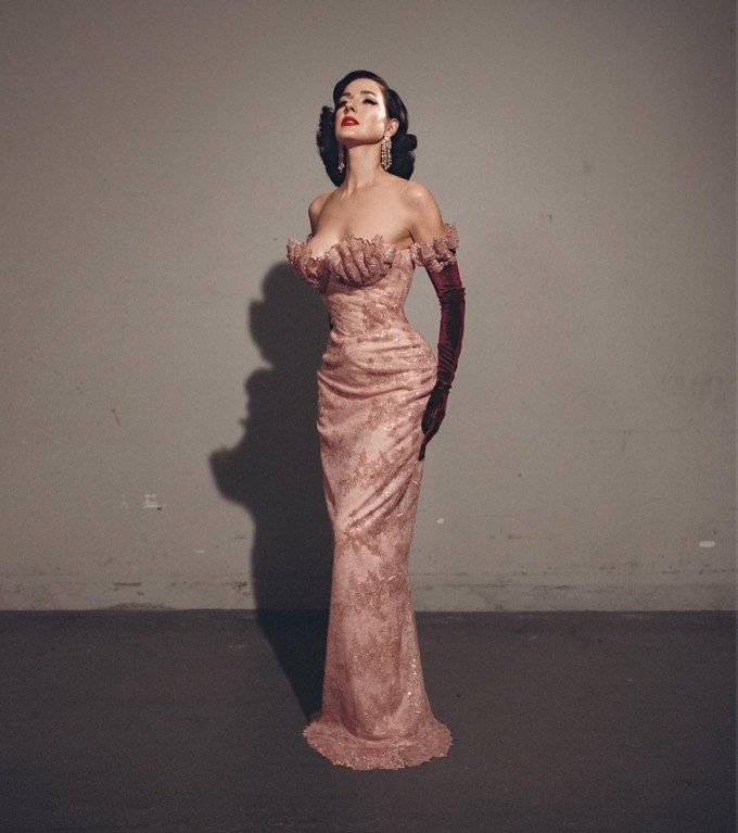 Vẻ đẹp của Dita Von Teese đến từ sự kỷ luật, hiểu bản thân và khả năng biến làm đẹp thành phong cách sống. Ảnh: Instagram ditavonteese