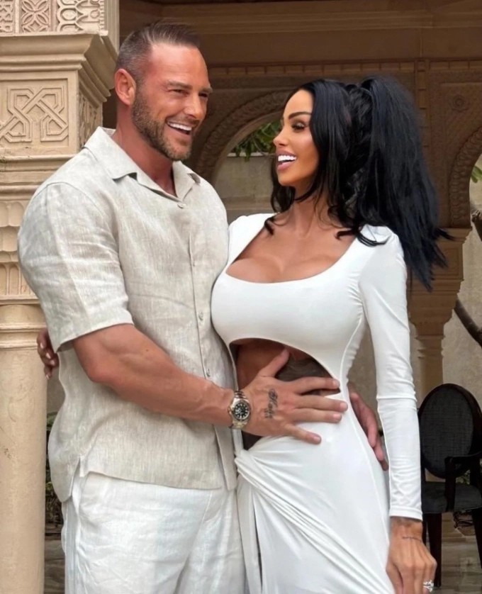 Katie và Lee Andrews trong đám cưới ở Dubai hồi tháng 1. Ảnh: The Sun