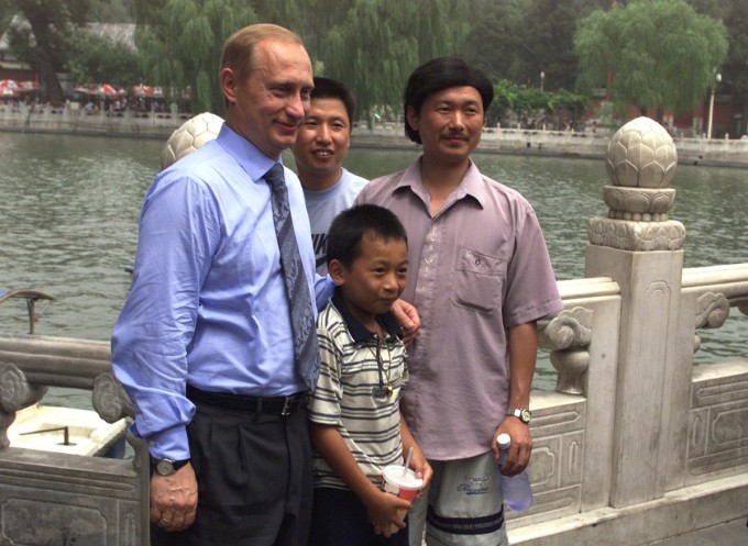 Ông Putin chụp ảnh cùng Bành Phái tại công viên Bắc Hải, thành phố Bắc Kinh, ngày 19/7/2000. Ảnh: China Daily