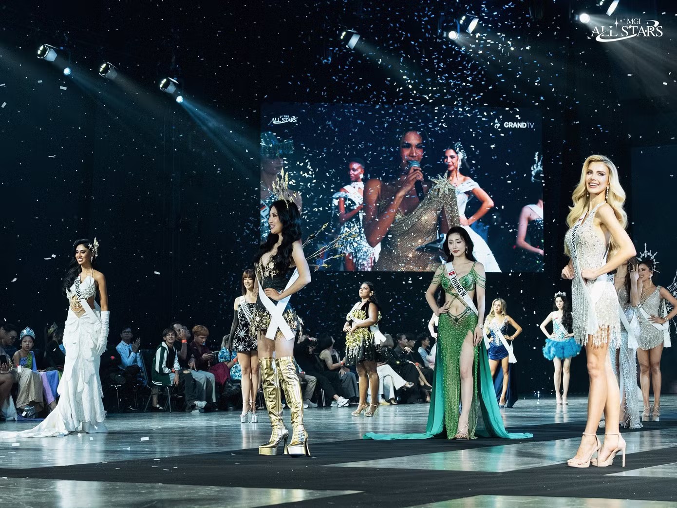 Trong phần thứ hai của sự kiện, 58 thí sinh trình diễn trang phục tự chọn với chủ đề All Stars. Hầu hết người đẹp chọn trang phục ánh kim, họa tiết ngôi sao, kết hợp phụ kiện cầu kỳ, lộng lẫy.