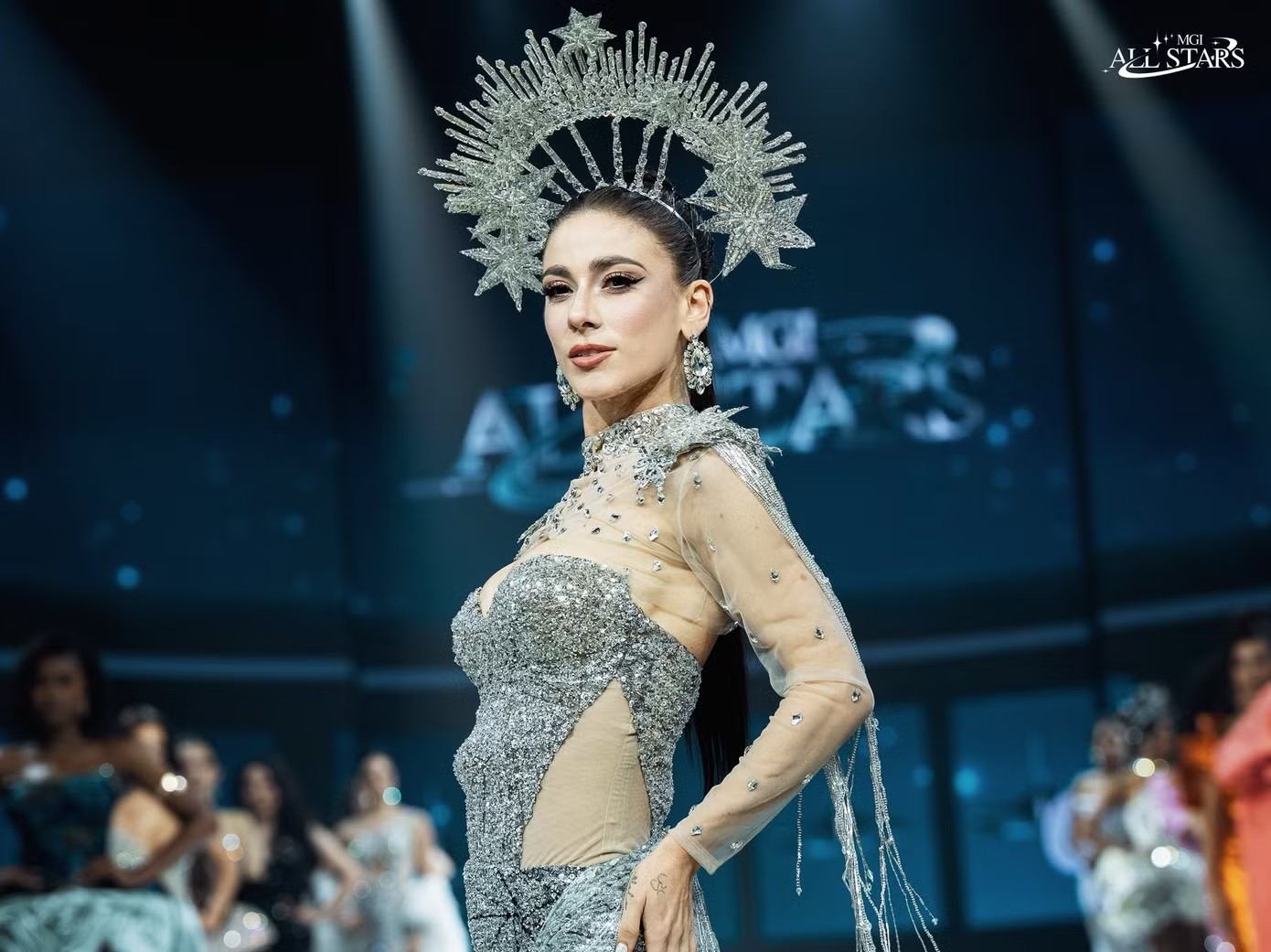 Trong đêm thi, ban tổ chức cũng công bố 3 thí sinh chiến thắng hạng mục bình chọn All Stars: World Famous bao gồm Hương Giang và đại diện Mexico, Philippines. Trước đó, ban tổ chức cho biết người giành chiến thắng giải thưởng này có đặc quyền được công bố vương miện dành cho MGI All Stars phiên bản đầu tiên. Tuy nhiên, trong đêm diễn, Hương Giang không được công bố vương miện khiến nhiều fan sắc đẹp thắc mắc.