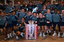 Dàn sao Arsenal cùng fan ăn mừng vô địch Ngoại hạng Anh,  " cà khịa "  Man City