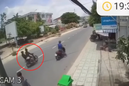 Clip: Hãi hùng hai thanh niên đâm trúng thanh sắt rồi lao trực diện vào ô tô