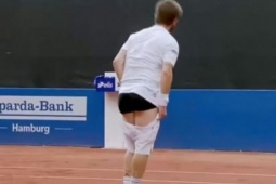 "Ngựa chứng" tennis tụt quần trước hàng nghìn khán giả, sao Nhật Bản bị doạ đánh