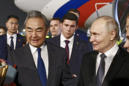 Ngoại trưởng Trung Quốc Vương Nghị ra sân bay đón Tổng thống Nga Putin