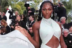 Dàn hoa, á hậu mặc váy xẻ táo bạo ở Cannes