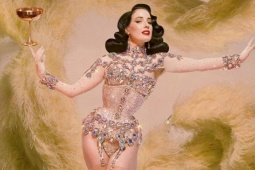 Cách 'nữ hoàng thoát y' Dita Von Teese giữ vẻ gợi cảm ở tuổi 54