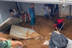 Đang nằm ngủ, 2 cháu bé bị tường nhà sập đè trúng