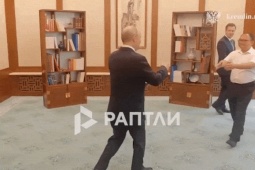 Ông Putin gặp lại 'cậu bé' Trung Quốc từng chụp ảnh cùng cách đây 26 năm