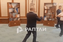 Ông Putin gặp lại 'cậu bé' Trung Quốc từng chụp ảnh cùng cách đây 26 năm