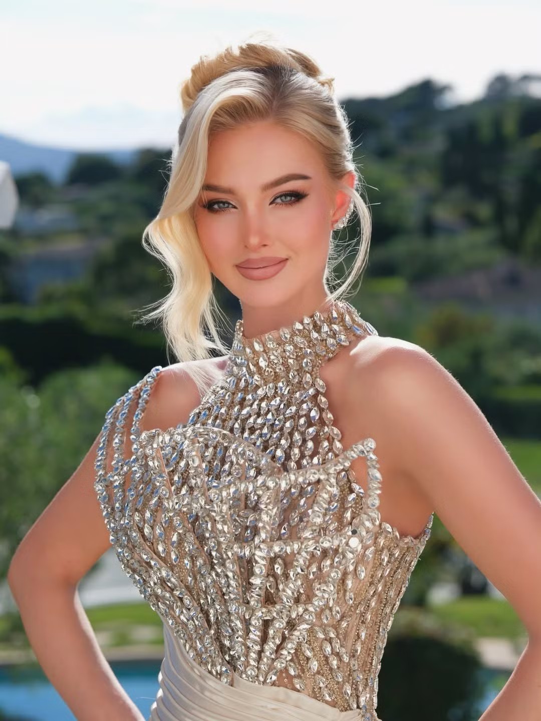 Karolína Gorylová gây chú ý với diện mạo sang trọng, lộng lẫy.
