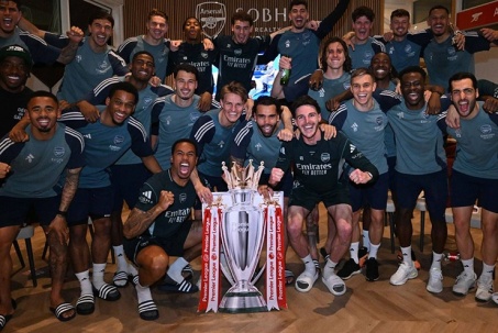Dàn sao Arsenal cùng fan ăn mừng vô địch Ngoại hạng Anh, "cà khịa" Man City