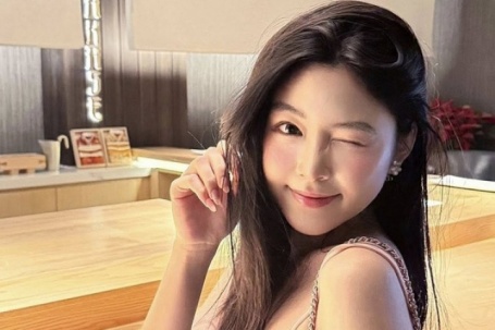 Đầm ôm sát giúp Lọ Lem khoe body 'thắt đáy lưng ong'