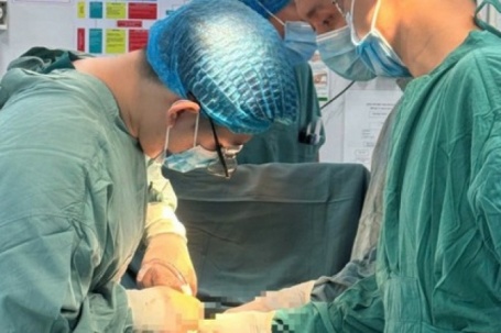 Ớn lạnh 6 mảnh dao lam sắc nhọn được lấy ra từ cơ thể 1 nữ bệnh nhân