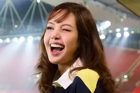Lisa hát ca khúc cổ vũ World Cup