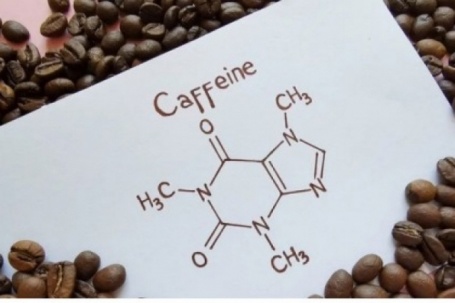 Tại sao chất tạo tỉnh táo caffeine trong cà phê liên quan tới sản xuất ma túy?