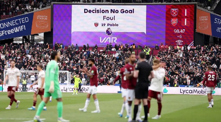 VAR cứu Arsenal ở thời khắc nghẹt thở