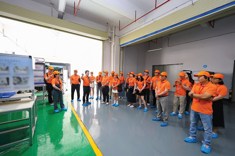 Các nhà phân phối Việt Nam tham quan nhà máy ARROW Phật Sơn. Ảnh: DNCC