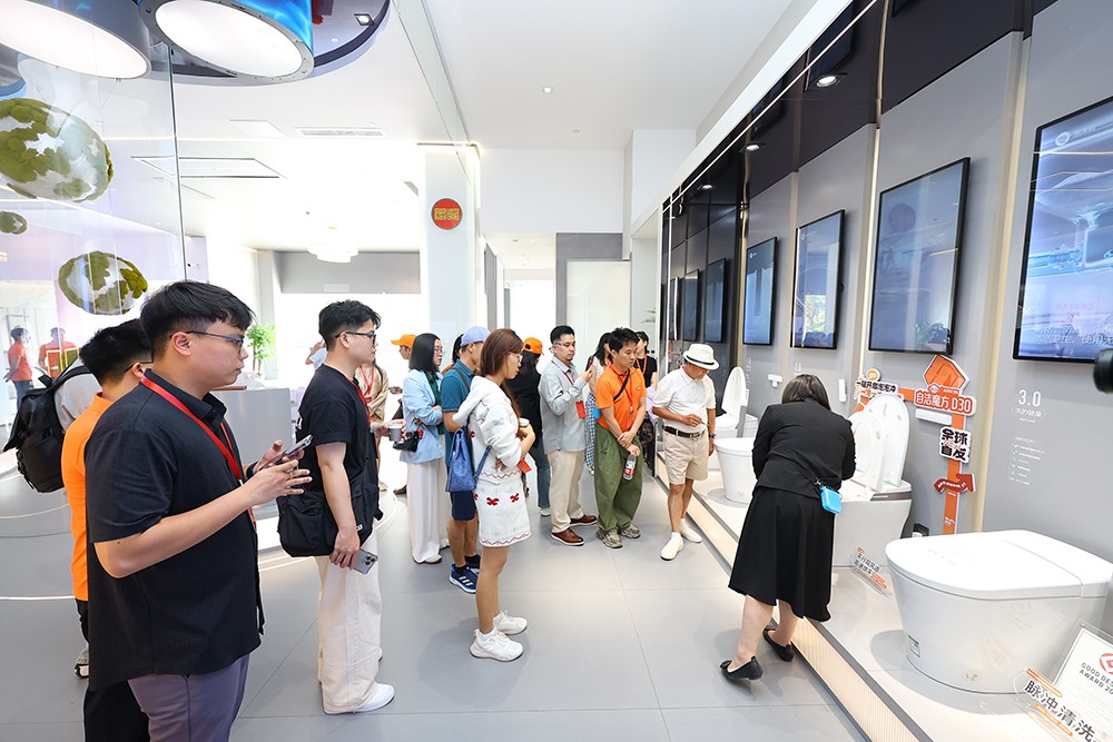 Các đối tác Việt Nam trải nghiệm công nghệ tại showroom ARROW Phật Sơn. Ảnh: DNCC