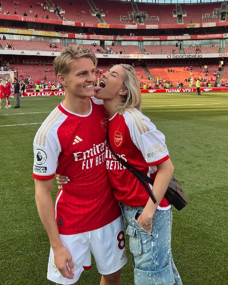 Những nàng WAG xinh đẹp của Arsenal phấn khích với chức vô địch NHA lịch sử - 4