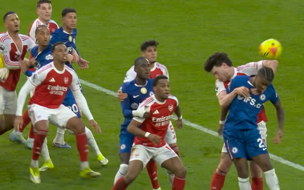 Arsenal không bị thổi phạt đền ở tình huống này