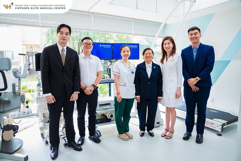 Các chuyên gia đầu ngành tham quan trải nghiệm hệ thống đo chức năng gắng sức tim mạch hô hấp.