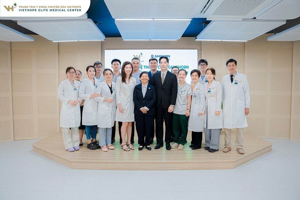 Đội ngũ y bác sĩ cùng Ban Lãnh Đạo và các chuyên gia đầu ngành.
