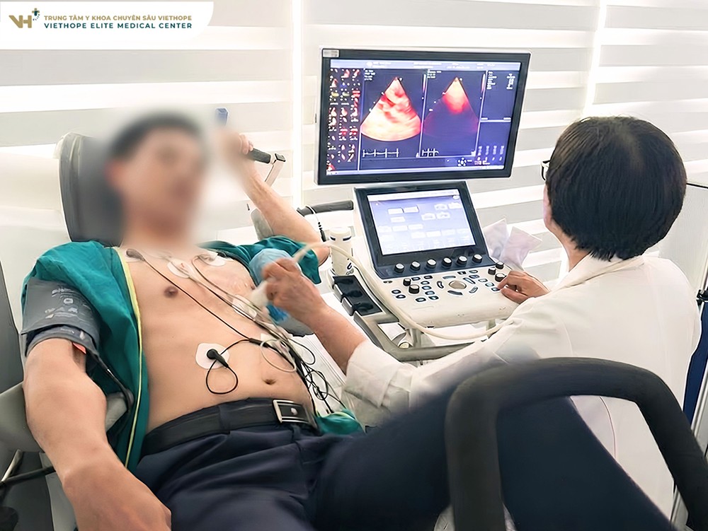 Khách hàng thực hiện nghiệm pháp đo chức năng gắng sức tim mạch hô hấp tại VIETHOPE.