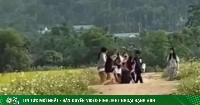 Mâu thuẫn trên mạng, nữ sinh lớp 8 ở Nghệ An bị nhóm bạn "xử" giữa cánh đồng