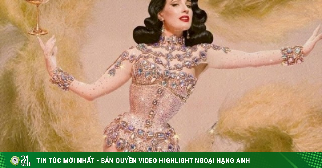 Cách 'nữ hoàng thoát y' Dita Von Teese giữ vẻ gợi cảm ở tuổi 54
