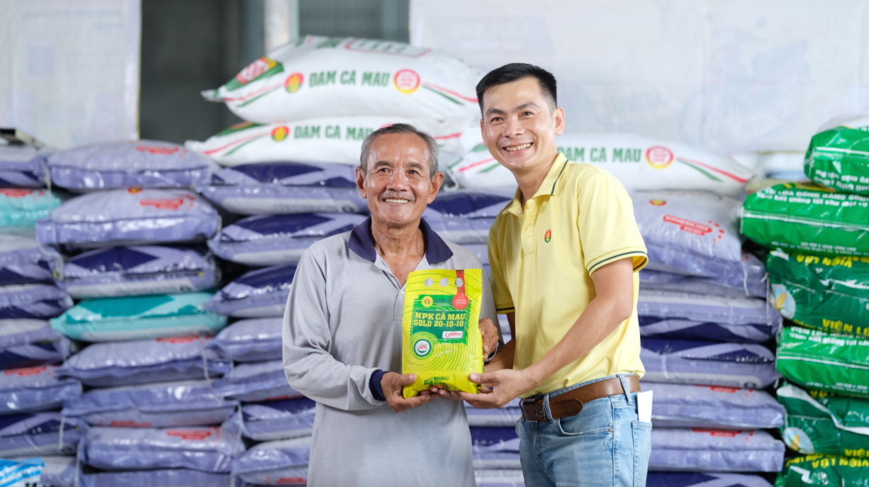 Bà con nhận túi NPK Cà Mau Gold 20-10-10 trong chương trình “Hỗ trợ nhà nông vượt khó”