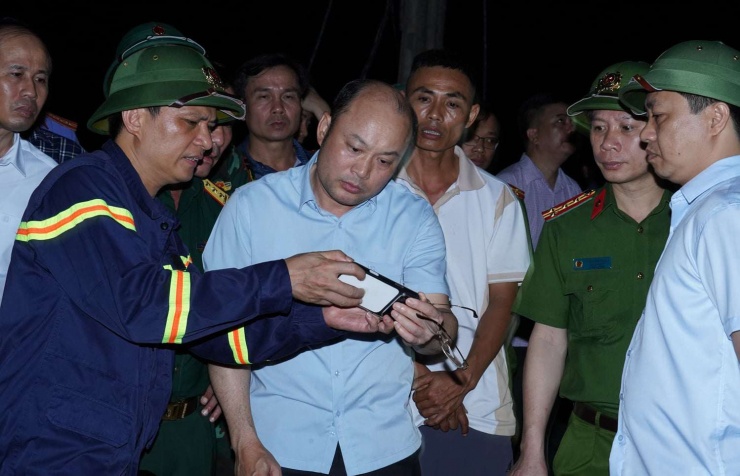 Ông Cao Văn Cường, Phó Chủ tịch UBND tỉnh Thanh Hóa đã trực tiếp có mặt tại hiện trường để chỉ đạo công tác cứu nạn, cứu hộ. Ảnh: Công an Thanh Hóa.