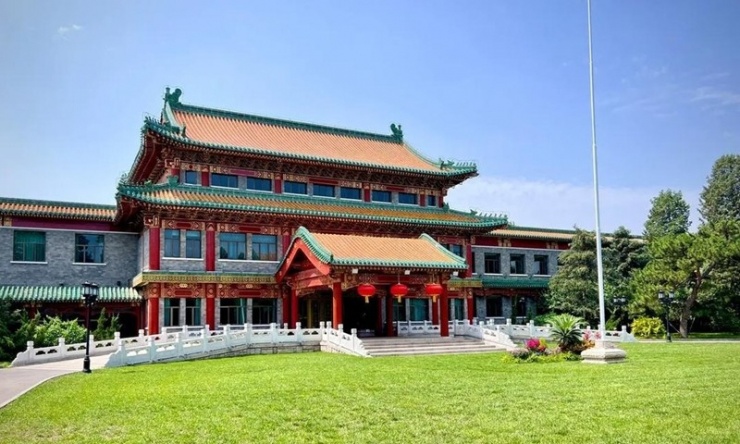 Tòa 18 là tòa nhà sang trọng và bề thế nhất trong toàn bộ khuôn viên, là nơi nghỉ ngơi của nhiều nguyên thủ và người đứng đầu chính phủ nước ngoài khi tới thăm Trung Quốc. Nữ hoàng Anh Elizabeth II từng nghỉ tại đây trong chuyến thăm Trung Quốc năm 1986, khi tòa số 18 vừa xây xong. Video: CGTN