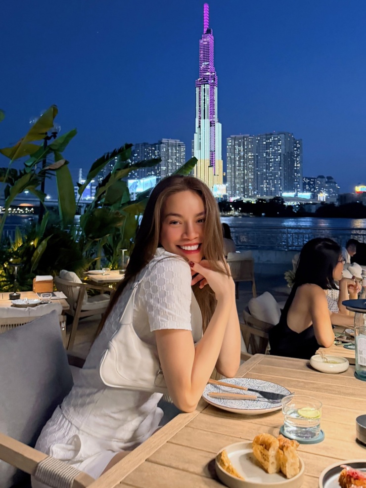 Ảnh sao 21/5: Vợ chồng Ngô Thanh Vân 'tơi tả' vì mở quán ăn - 3