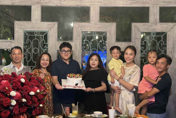 Ảnh sao 21/5: Vợ chồng Ngô Thanh Vân 'tơi tả' vì mở quán ăn - 1
