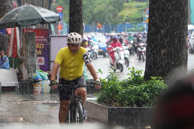 TPHCM bất ngờ có mưa từ sáng sớm, dự báo có mưa đá trong những ngày tới - 7