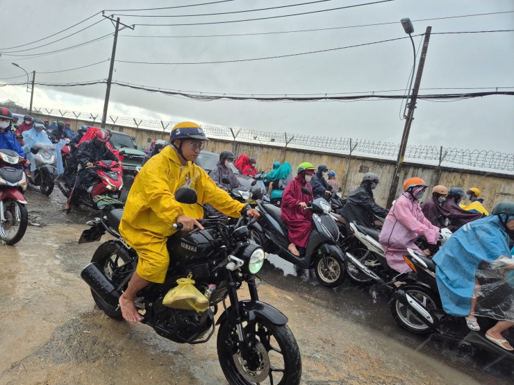 Người dân vất vả đi làm dưới trời mưa