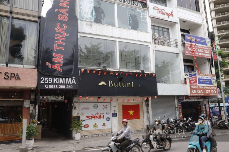 Dạo quanh các tuyến phố trung tâm thủ đô những ngày này, không khó để bắt gặp một hình ảnh đầy xót xa: Những mặt tiền rộng rãi, đắc địa từng là nơi kinh doanh tấp nập nay chìm trong cảnh vắng lặng, bụi bặm.&nbsp;