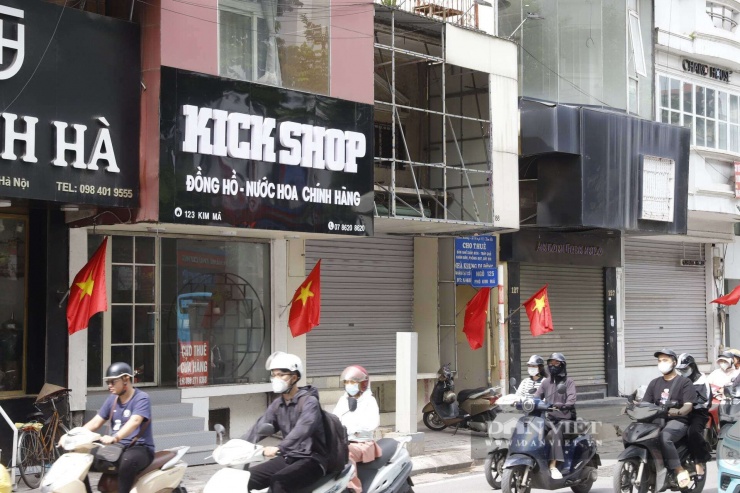 Tại phố Kim Mã, hàng loạt mặt bằng lớn từng là cửa hàng thời trang hay các mặt bằng rộng hàng trăm mét vuông cửa đóng im ỉm suốt nhiều tháng trời.