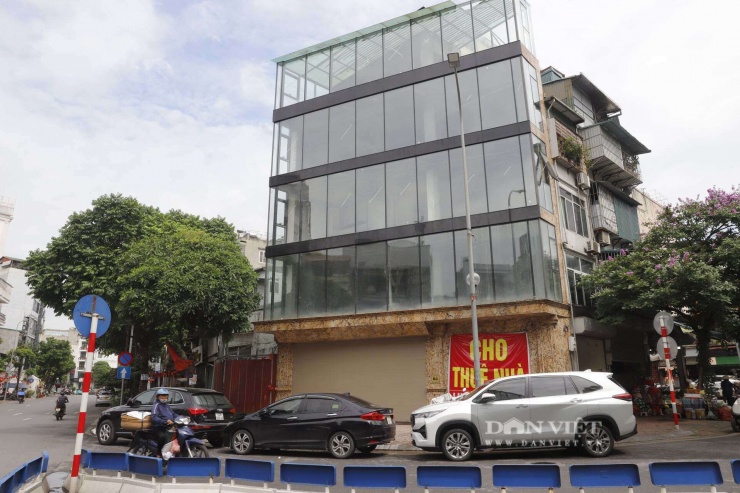 Cách đó khoảng 500m, một căn nhà 2 mặt phố Trần Phú - Sơn Tây 5 tầng trước đây được 1 công ty bán điện thoại hàng siêu cao cấp, giá lên tới hàng tỷ đồng cũng rơi vào thảm cảnh trả mặt bằng.