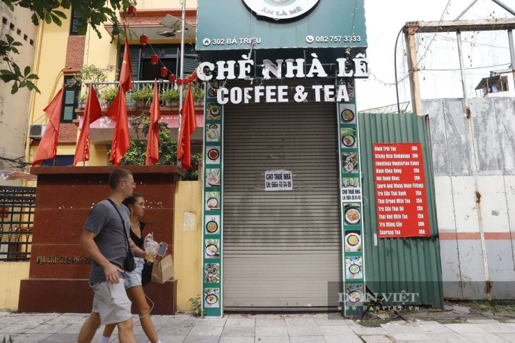 Bên cạnh đó, sự bùng nổ của thương mại điện tử và các nền tảng mua sắm trực tuyến đang dần "bóp nghẹt" không gian sinh tồn của mô hình bán lẻ truyền thống. Khách hàng giờ đây có xu hướng ngồi nhà chốt đơn thay vì dạo phố mua sắm. Trong khi doanh thu sụt giảm thê thảm, các chủ kinh doanh vẫn phải gồng gánh chi phí vận hành và đặc biệt là áp lực khổng lồ từ tiền thuê mặt bằng đắt đỏ.