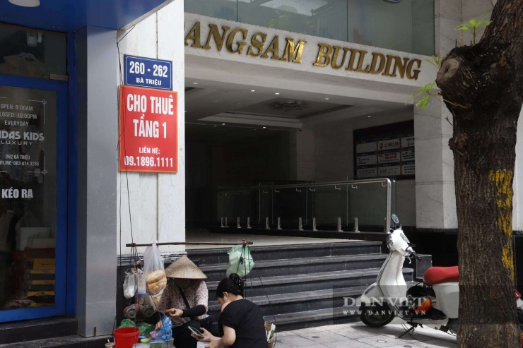 Sự "gãy cánh" đồng loạt của nhà phố Hà Nội không phải là hiện tượng bột phát mà là hệ quả của một quá trình "ngấm đòn" kéo dài.&nbsp;Theo chia sẻ của nhiều môi giới bất động sản thương mại, nguyên nhân trực tiếp đến từ sức mua của thị trường sụt giảm mạnh trong bối cảnh kinh tế khó khăn. Người tiêu dùng ngày càng thắt chặt chi tiêu, ưu tiên các mặt hàng thiết yếu.