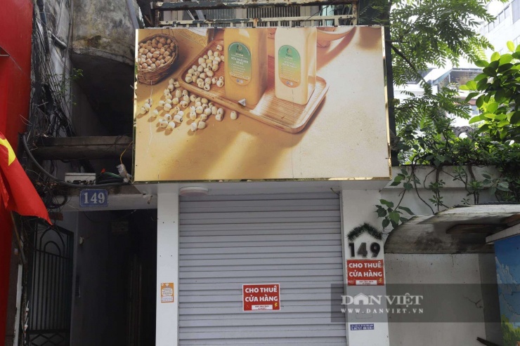 Càng khó khăn hơn, sau khi Hà Nội siết chặt quản lý vỉa hè, những cửa hàng kinh doanh đồ ăn uống với mặt tiền và diện tích nhỏ, phụ thuộc vào vỉa hè đều phải đóng cửa, trả mặt bằng.