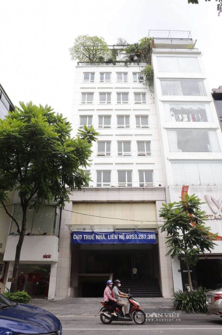 Hình ảnh một tòa nhà 7 tầng tại phố Huế treo biển cho thuê. Nếu như tòa nhà này tìm được khách thuê, một tháng có thể thu về hàng tỷ đồng.