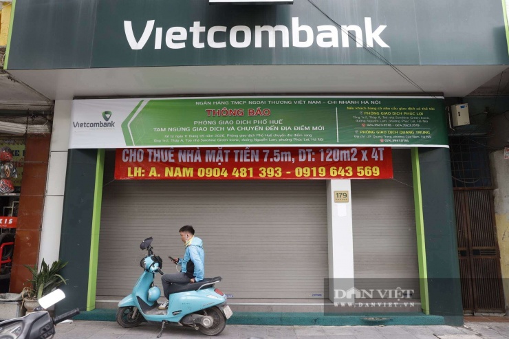 Phòng giao dịch của một ngân hàng lớn trên Phố Huế cũng đã phải treo biển thông báo tạm ngừng giao dịch và chuyển địa điểm, để lại mặt tiền 7,5m trống trải chờ khách thuê mới.