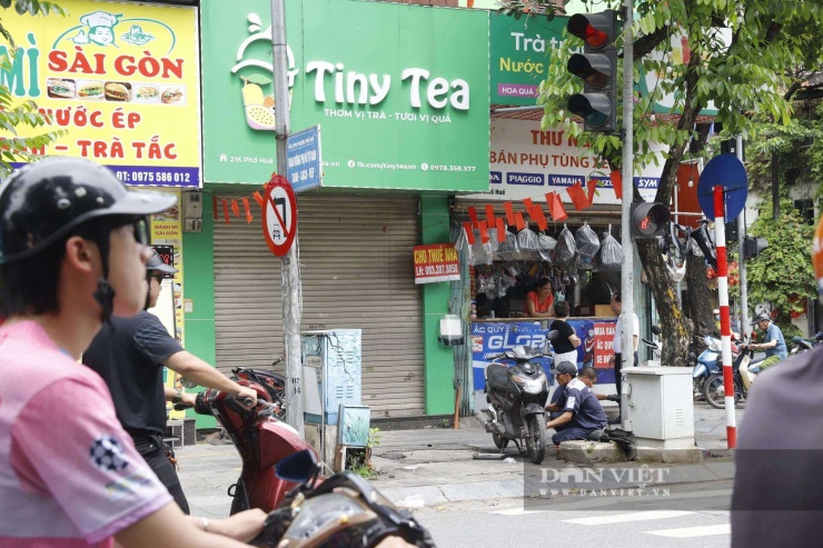 Các cửa hàng thời trang, cửa hàng phụ kiện sầm uất một thời nay chỉ còn là những ô cửa kính trống hoác hoặc kéo kín cửa cuốn.
