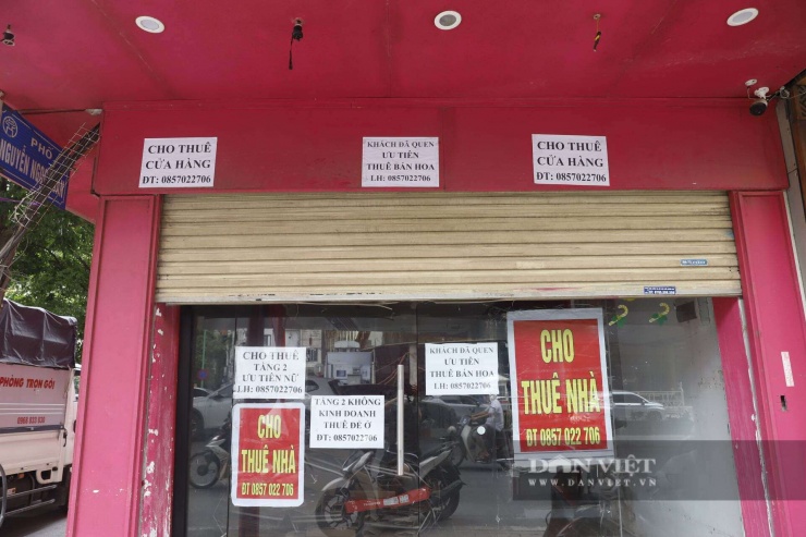 Khảo sát thực tế, hàng loạt mặt bằng kinh doanh nằm dọc hai bên đường lên/xuống của cầu vượt đang treo biển "Cho thuê nhà" chi chít.&nbsp;